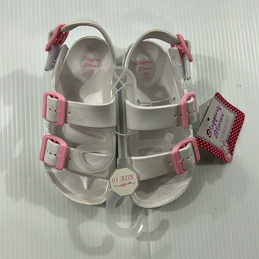 53. NWT Adorable‎ White and Pink Kids Sandals (10)
